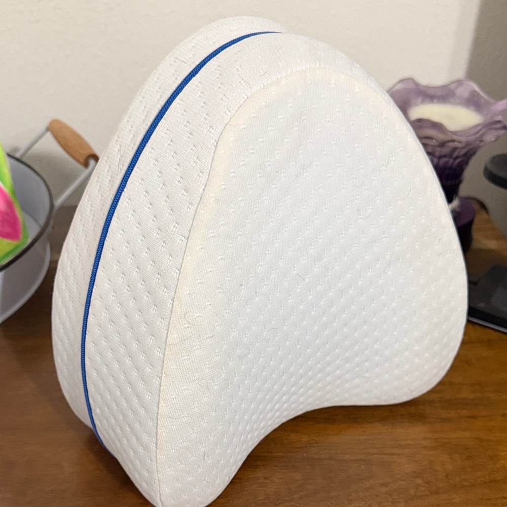 White Contoured Knee Pillow